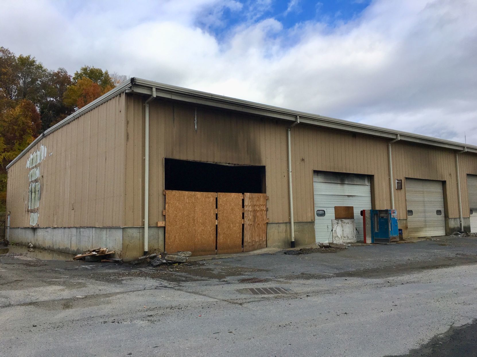 Fort Edward highway barn